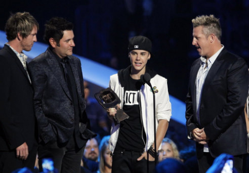 FOTO: Justin Bieber je osvojil svojo prvo country nagrado!
