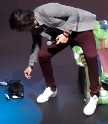 Video: Harry iz One Direction: Vanj je bil vržen modrček!