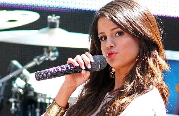 AVDIO: Poslušaj špansko pesem Selene Gomez - Dices!