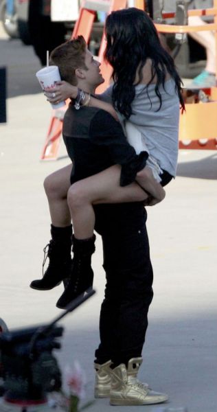 Vroče! Justin Bieber: Bo pel o seksu s Seleno Gomez?!