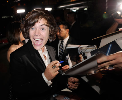 Harry iz 1D: Nerad se podpiše na ženske prsi!