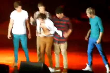 Video: Liam in Zayn na odru slekla Harryja iz 1D!