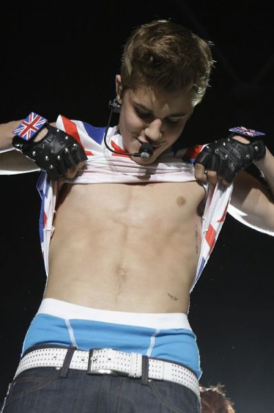 Uf! Justin Bieber: Nadaljuje z razkazovanjem mišic!