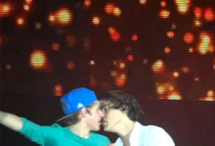 Opa! Sta se Harry in Niall na koncertu poljubila?!