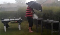 Smešno! Ta moški si res želi meso z žara!