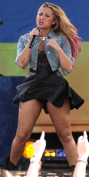 UPS! Demi Lovato: Na odru razkrila spodnjice in pozabila besedilo lastne pesmi!