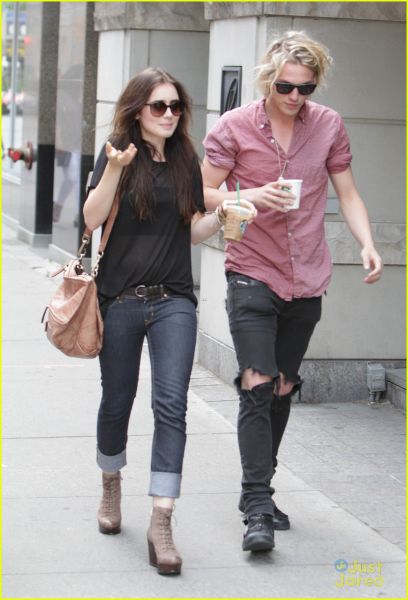 Šok! Lily Collins: Je razdrla zaroko med Bonnie Wright in Jamiejem C. Bowerjem?!