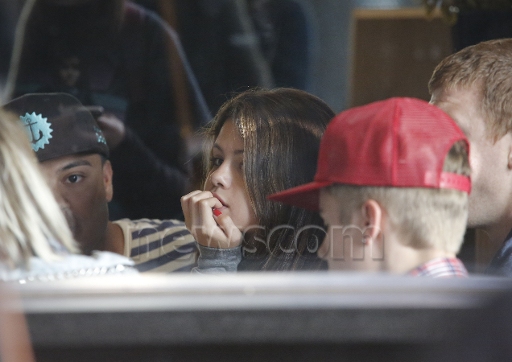 Justin Bieber in Selena Gomez: On s pivom, ona z vodko!