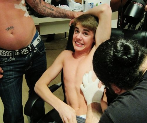 FOTO: Justin Bieber: Z očetom sta si dala delati isti tatu!