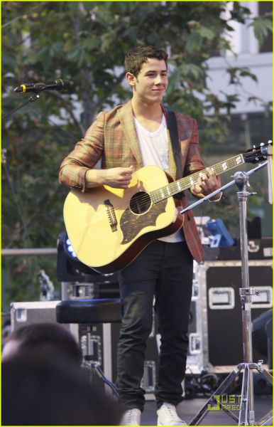 VIDEO: Nick Jonas je priredil solo pesem njegovega brata Joea!