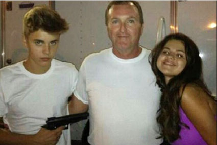 Justin Bieber: Slab vzor zaradi pištole?