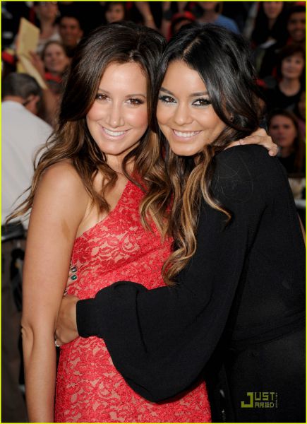 FOTO: Vanessa Hudgens in Ashley Tisdale skupaj na premieri Pirati s Karibov!