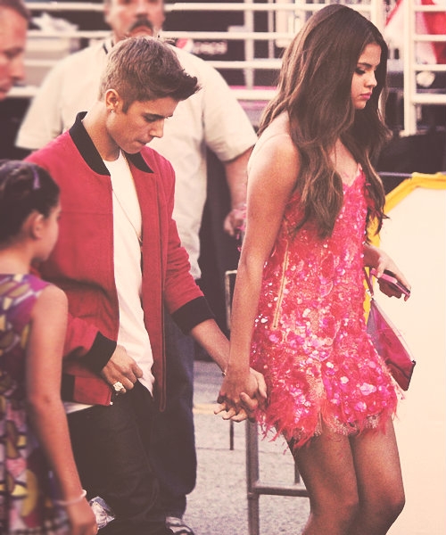 Vroče! Selena Gomez vztraja z Justinom Bieberjem samo zaradi slave?!