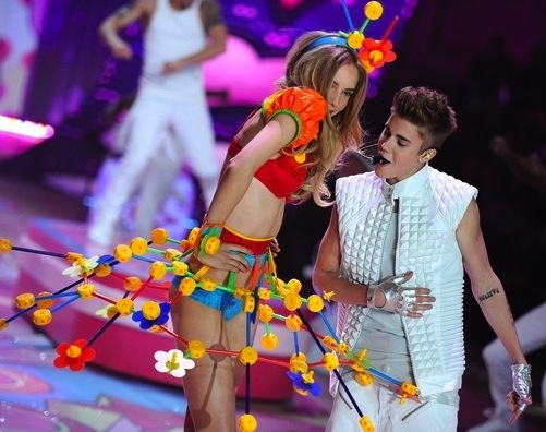 Justin Bieber: Poglej si ga na modni reviji, zaradi katere bi se naj razšel s Seleno!