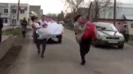 Ojoj! Ko družica na poroki pristane na tleh...