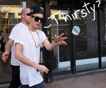 Justin Bieber: V paparace vrgel plastenko vode!