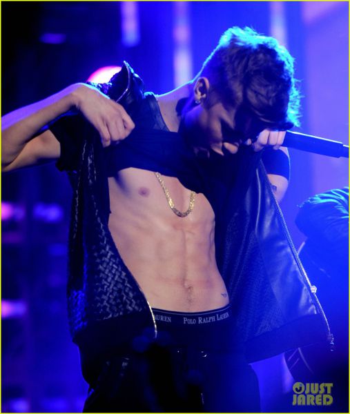 Opa! Justin Bieber: Tudi za novo leto razkazoval svojo telo!
