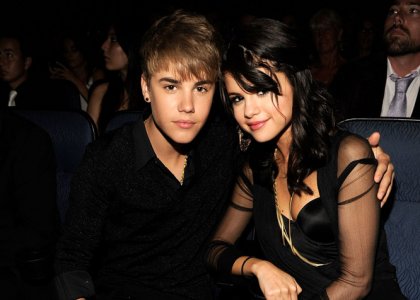 FOTO Justin in Selena sta se za podelitev nagrad barvno uskladila!