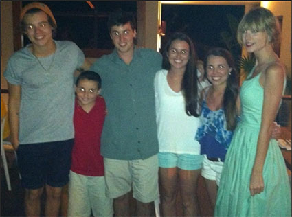 Vroče! Taylor Swift in Harry iz 1D: Skupaj sta odletela na počitnice v tople kraje!