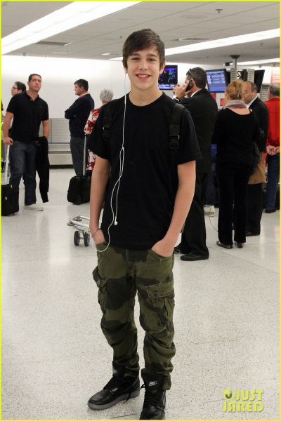 Vse bolj znan Austin Mahone: Paparaci mu že sledijo!