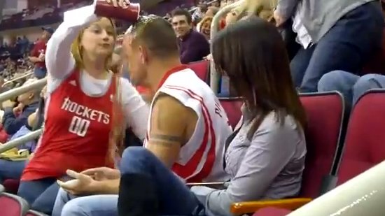 Zabavno! Najprej poljubi eno, ta ga udari, nato še drugo!