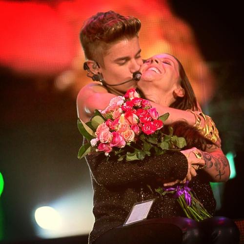 Justin Bieber: Njegova mama Pattie je postala njegova one less lonely girl!