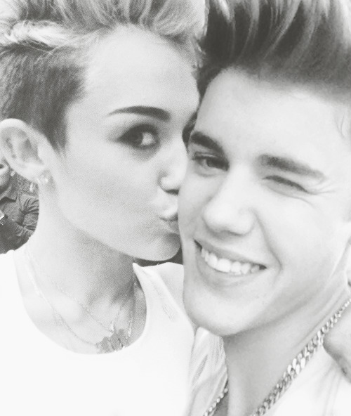 Vroče! Miley Cyrus: Med nama z Justinom Bieberjem ni nič!