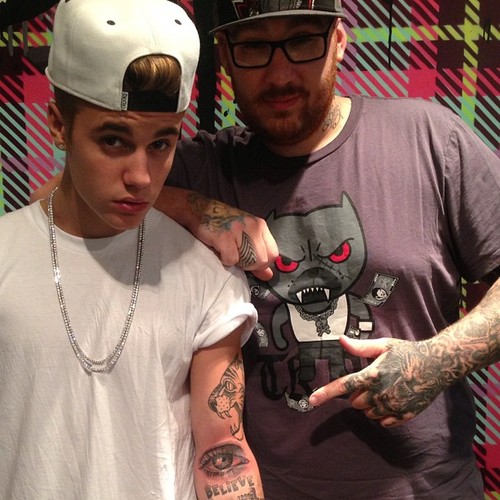 NOVO! Justin Bieber: Tetoviral si je oko svoje mame?!