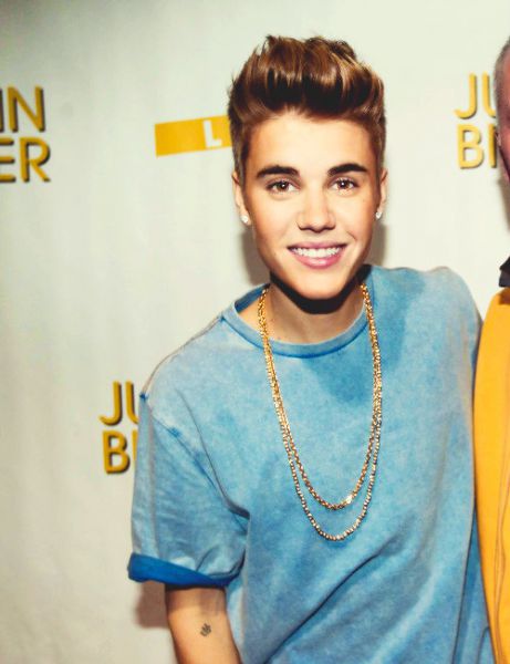 Justin Bieber: Preveri, kaj zvezdniki menijo o njegovem lulanju v posodo za čistila!