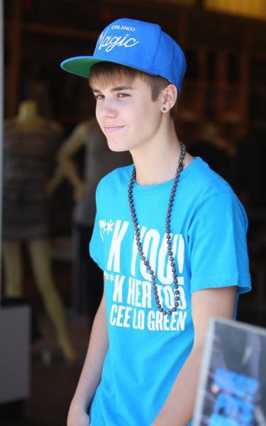 FOTO: Justin Bieber z žaljivim napisom na majici!
