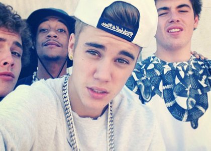 ŠOK! Justin Bieber: Je pljunil na svoje oboževalce?!