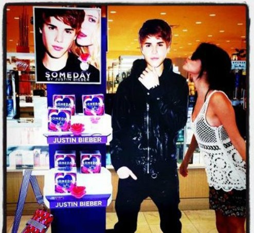 Je Selena Gomez ljubosumna na dekle v Justinovi reklami za parfum?!