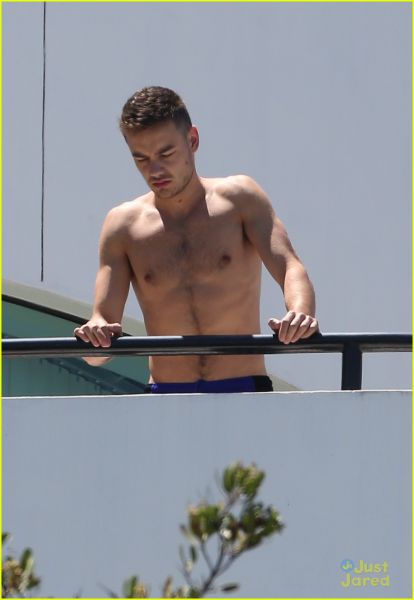 HOT! Liam iz 1D: Paparaci so ga ujeli zgoraj brez!