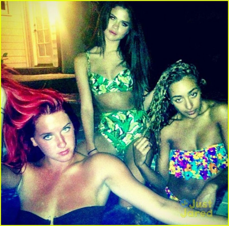 FOTO: Selena Gomez: Poslovila se je v seksi kopalkah!