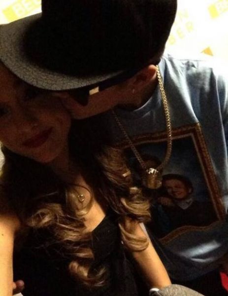 Ariana Grande: Jo je Justin Bieber prisilil, da je objavila sliko, kjer jo poljublja?!