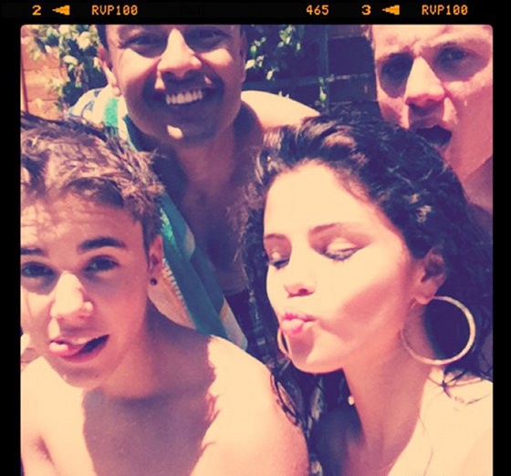 FOTO: Justin in Selena: Na internet objavljata vse bolj osebne fotografije!