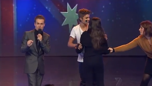 Video: Justin Bieber: Oboževalka je zdrvela na oder!