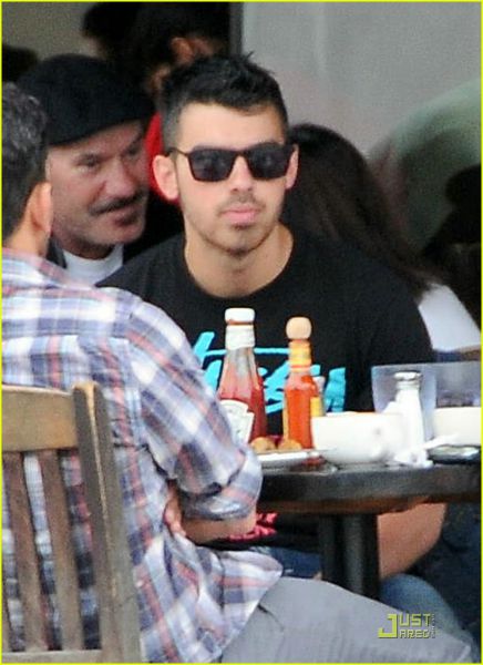 VROČE: Joe Jonas: Naslov njegovega prvega singla je See no more!