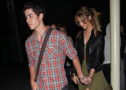 FOTO: Nick Jonas se je za roke držal z 8 let starejšim dekletom!