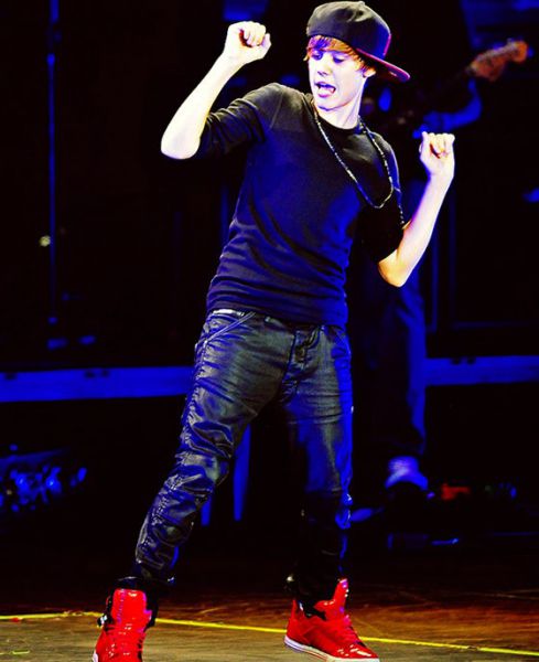 Eno leto je minilo, odkar je Justin Bieber posnel Never say never!