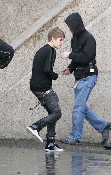 Bizarno! Justin Bieber nosi ženske kavbojke!