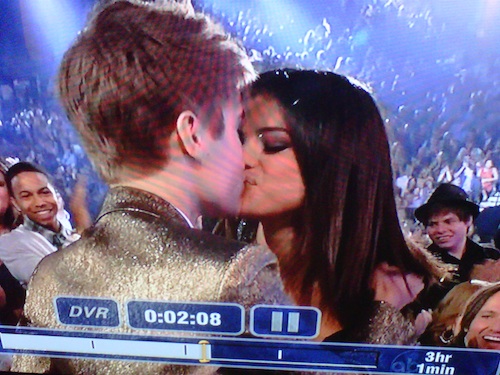 VIDEO: Selena in Justin sta se pred vsemi poljubila, Justin odnesel 5 nagrad!