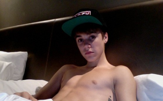 Foto: Justin Bieber slikan zgoraj brez v postelji!