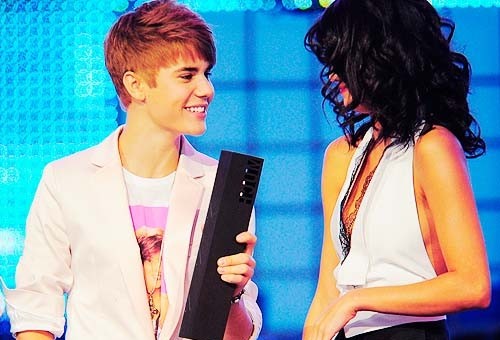 Vroče! Justin in Selena: Na današnji podelitvi MTV nagrad bosta profesionalna!