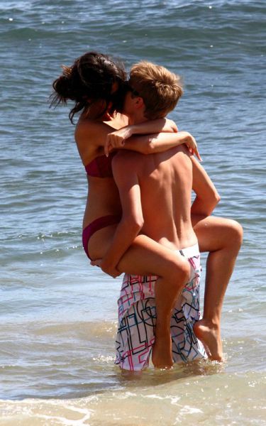 FOTO: Med Seleno in Justinom je na plaži postalo vroče!