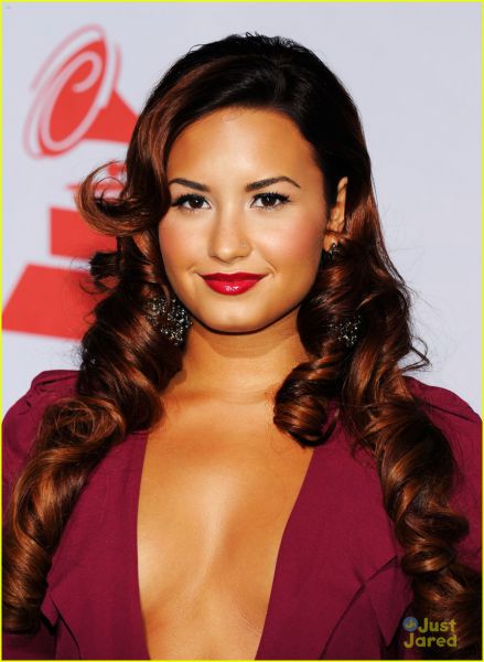 Foto: Demi Lovato: Na latinske Grammyje z dekoltejem do popka!