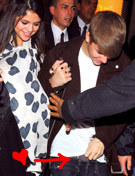 UPS! Justin Bieber: Zaradi prevelikih kavbojk pokazal...marsikaj!
