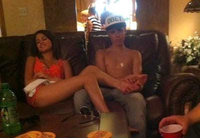FOTO: Justin je dal Seleni masažo stopal!