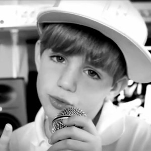 Je bil Justin Bieber star komaj 8 let, ko je prvič zapel Mistletoe?!