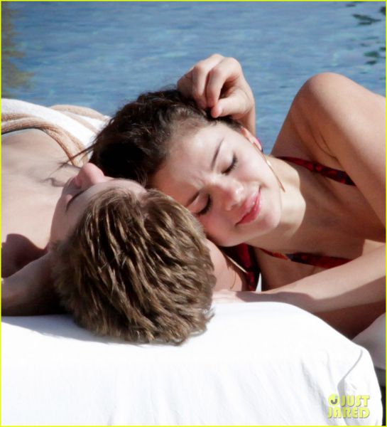 Foto: Justin in Selena: Crkljanje ob bazenu!
